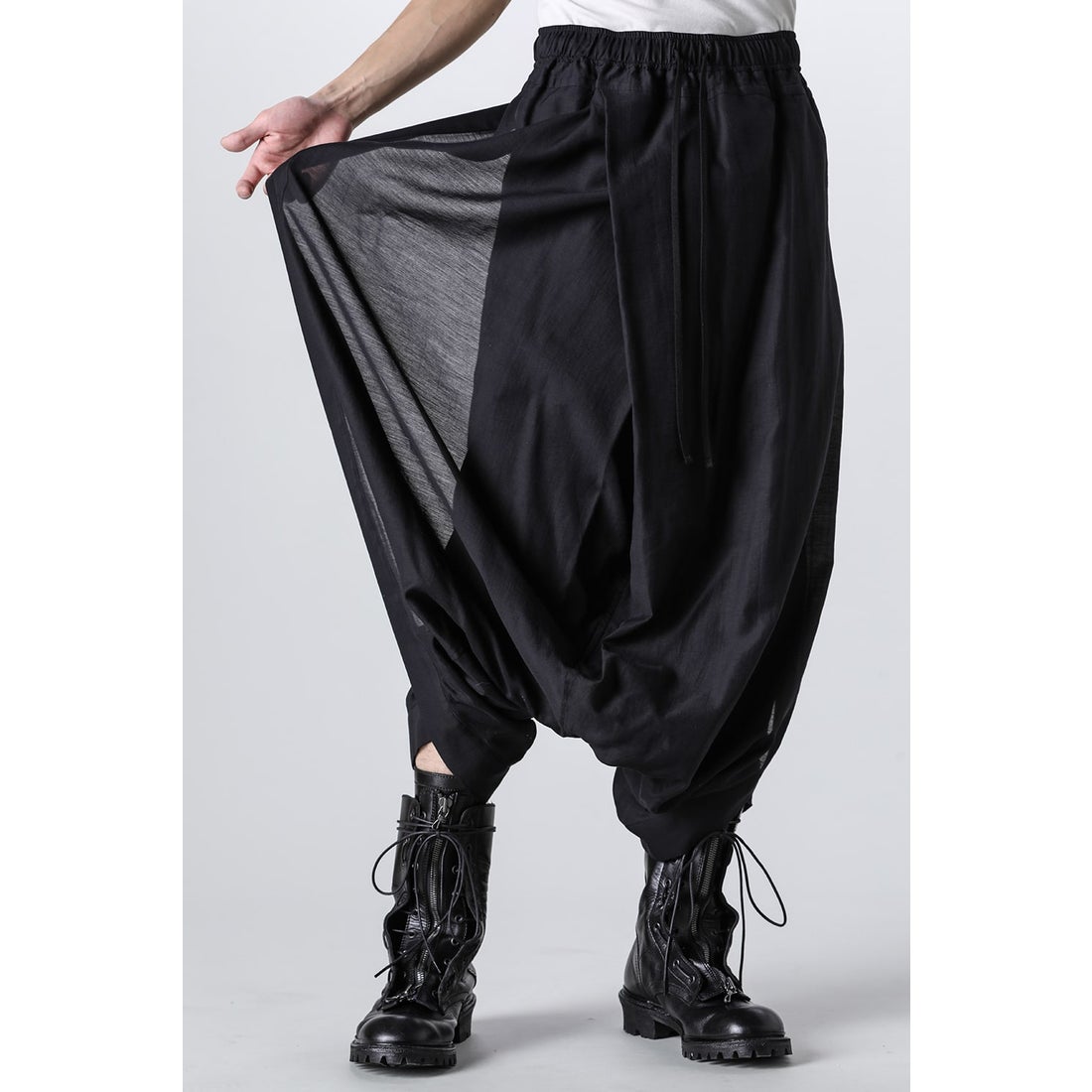 JULIUS Cotton / Nylon / Twill Twisted Sarouel Pants （Black