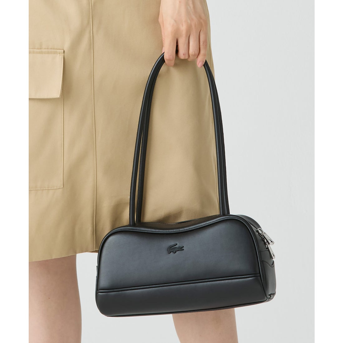 ラコステ LACOSTE ローラレザーショルダーバッグ（ブラック