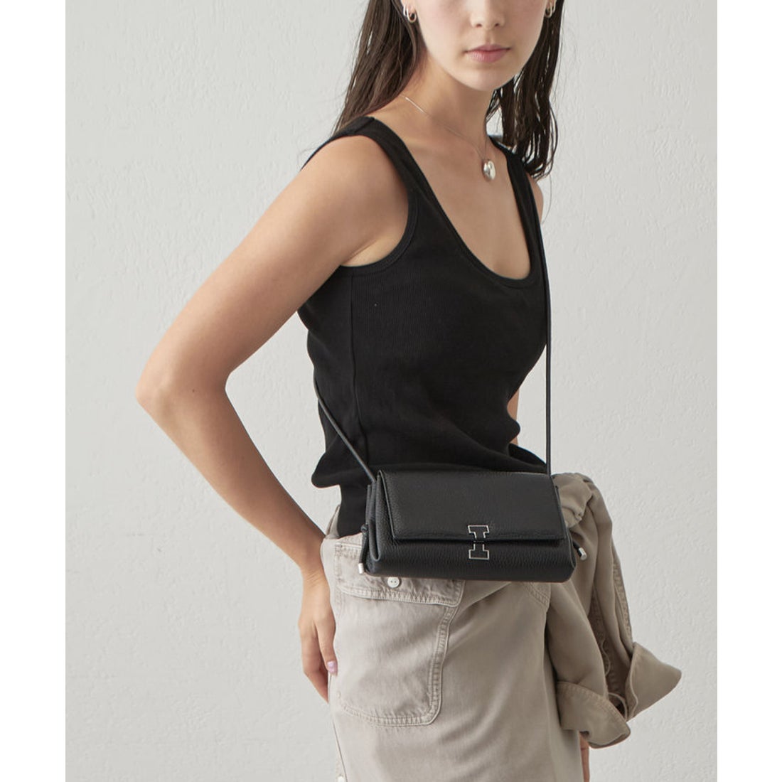 イアクッチ IACUCCI アバ ウォレットショルダー CERVO （charcoal