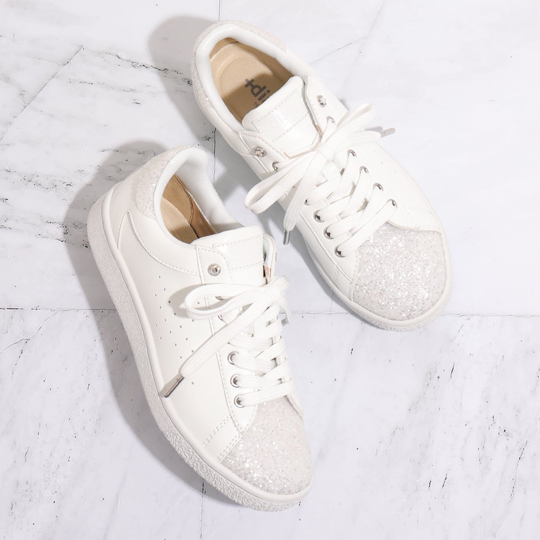 プラスダイアナ ＋diana ビジュー付きパンチングスニーカー （白光布