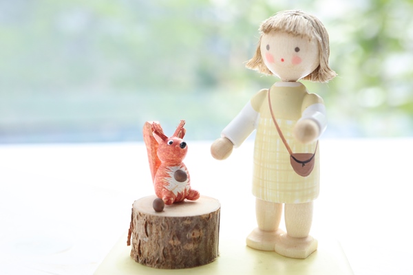 女の子とりす – ドイツ・ザイフェンの木のおもちゃ seiffen