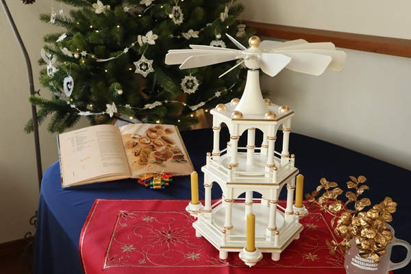 クリスマスピラミッド 白枠のみ – ドイツ・ザイフェンの木のおもちゃ