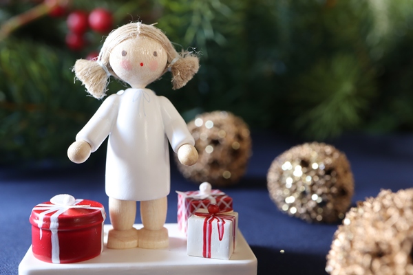 天使とプレゼントの山(10) – ドイツ・ザイフェンの木のおもちゃ seiffen