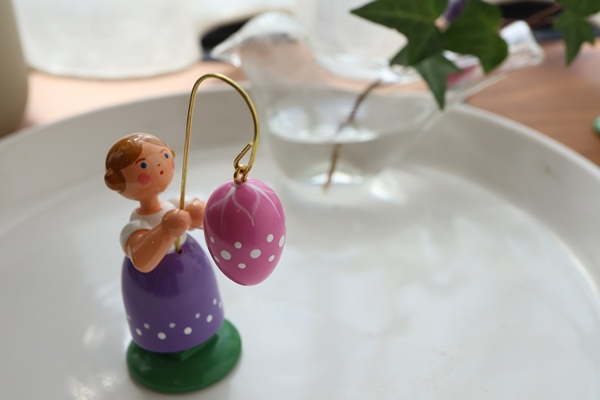 花を持つ少女エキナセア – ドイツ・ザイフェンの木のおもちゃ seiffen