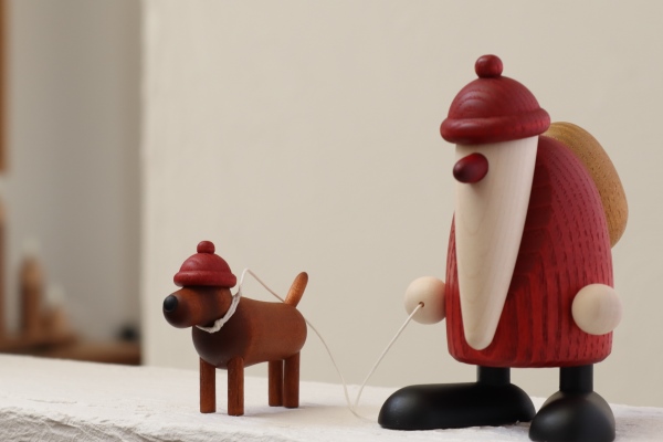 サンタと犬 – ドイツ・ザイフェンの木のおもちゃ seiffen