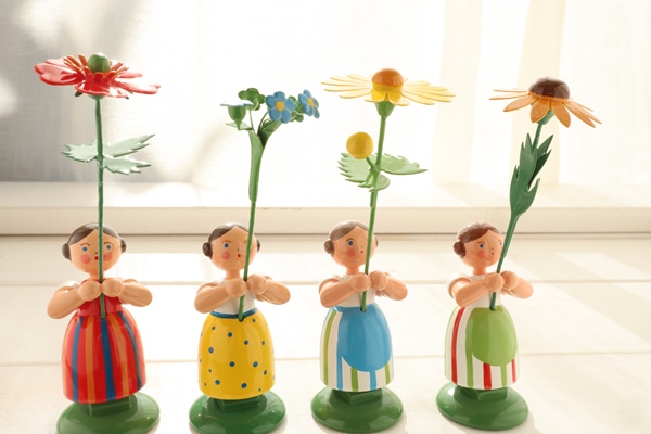 花を持つ少女エキナセア – ドイツ・ザイフェンの木のおもちゃ seiffen