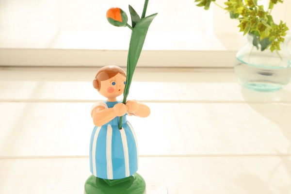 花を持つ少女エキナセア – ドイツ・ザイフェンの木のおもちゃ seiffen