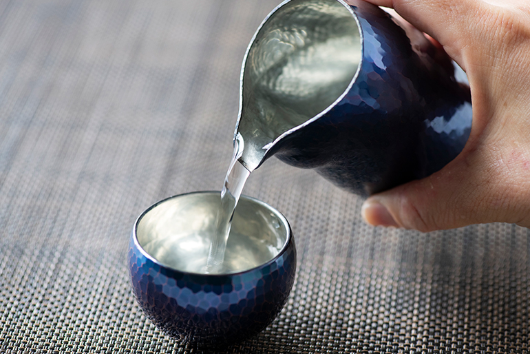 新潟直送計画】鎚起銅器 ぐい呑み・徳利（青藍・金茶） – 鎚起工房 清雅堂