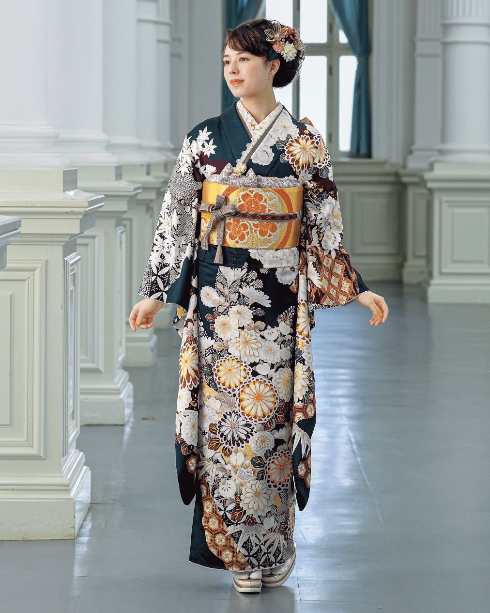 舞ひめ 鉄紺色に白い菊の花々が清々しい古典柄振袖 24020 | おりえん