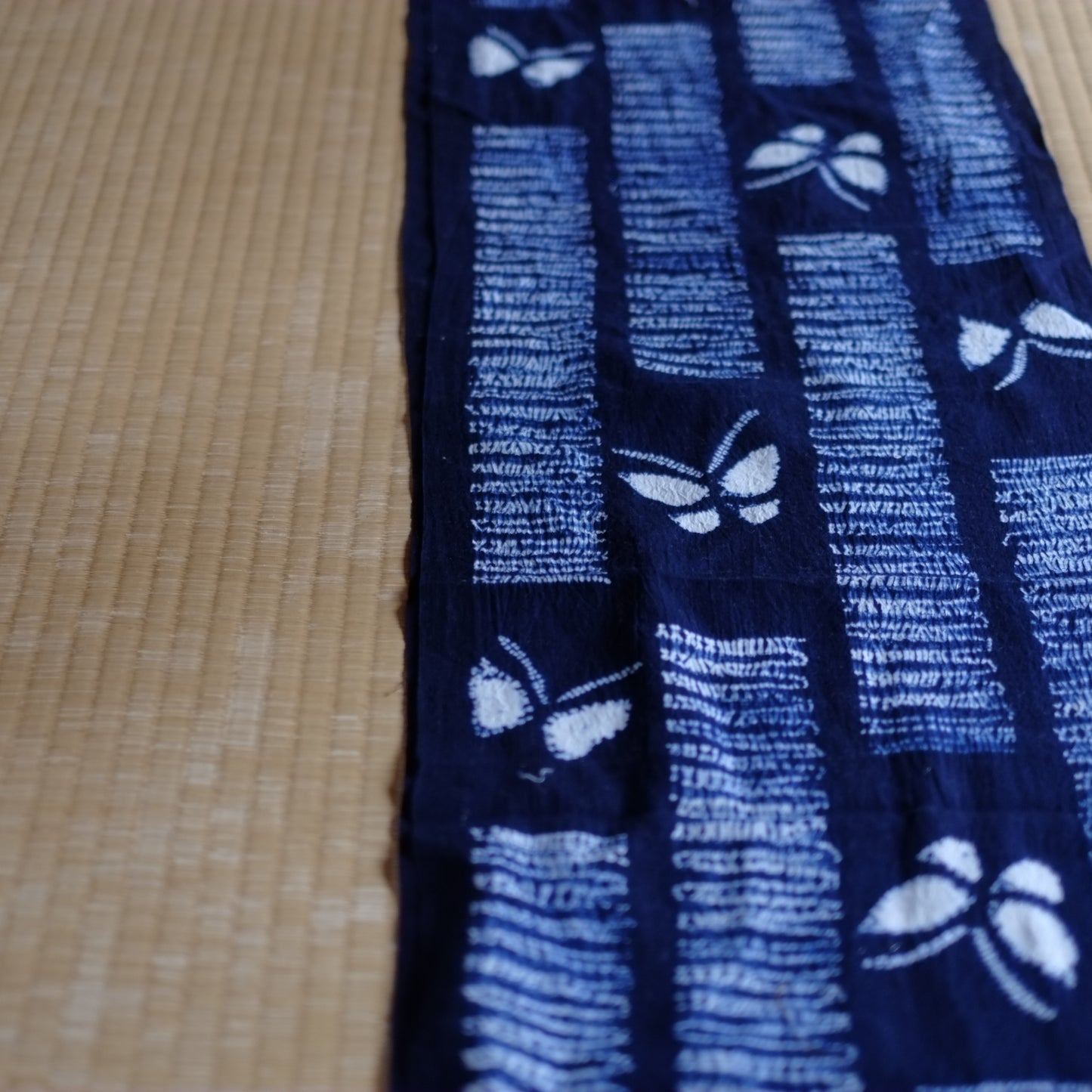 時代 有松鳴海絞り 縫い絞り蝶図藍染布(昭和期) – 逢季荘