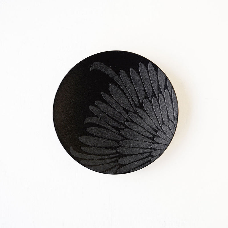 赤木明登 摩利蒔絵皿6,5寸 黒菊 – 雨晴/AMAHARE