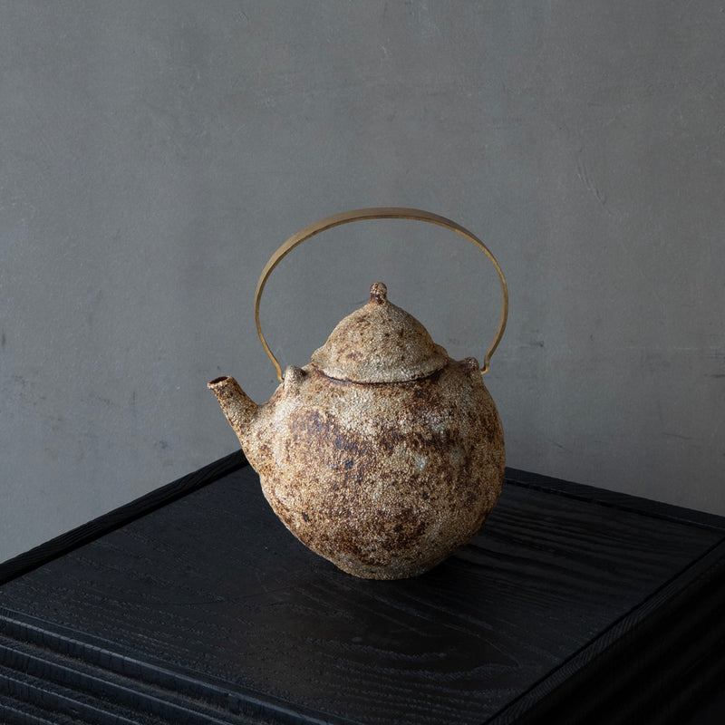 25-10S 境知子 刷毛目 手びねり真ちゅうハンドル土瓶 – 雨晴/AMAHARE