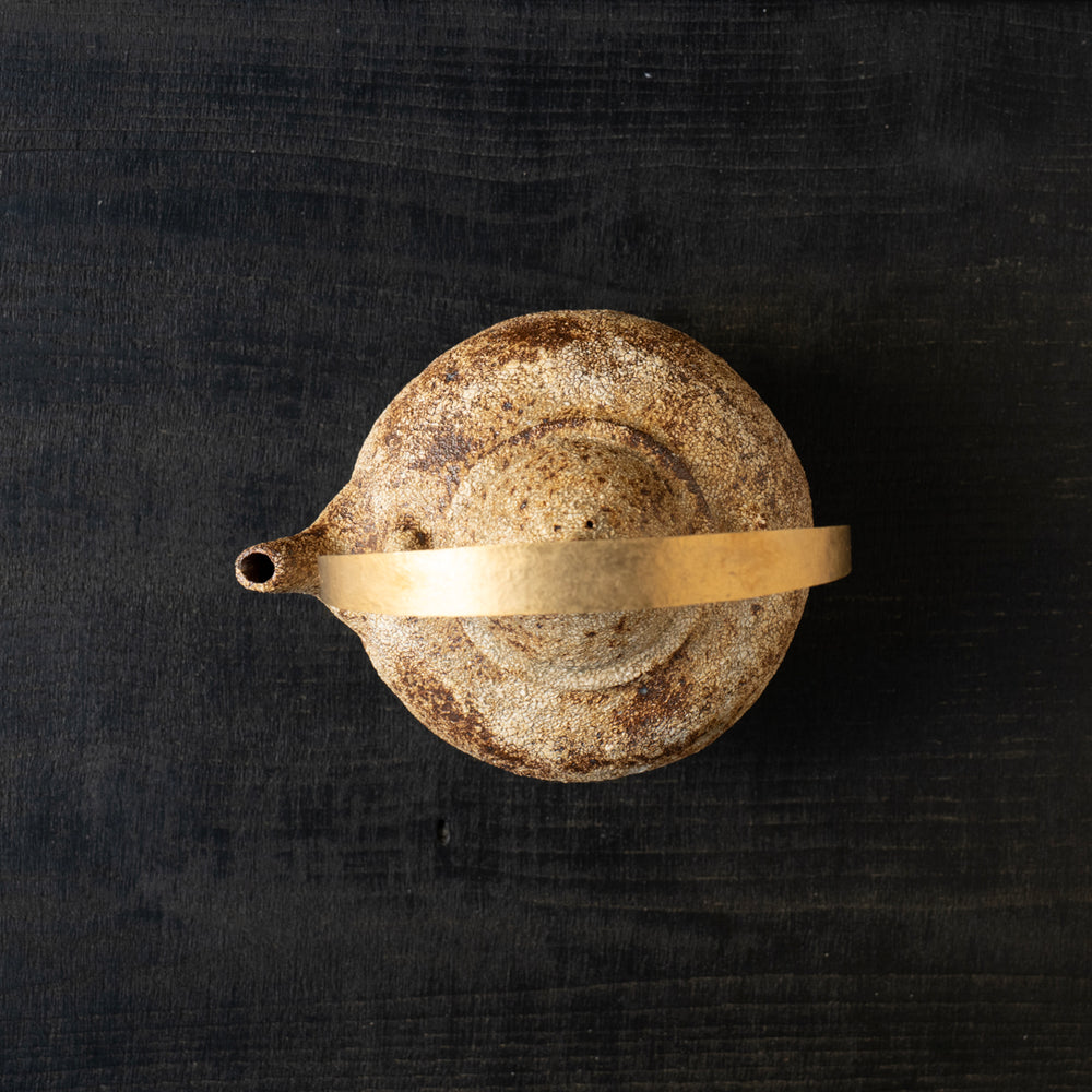 25-10S 境知子 刷毛目 手びねり真ちゅうハンドル土瓶 – 雨晴/AMAHARE