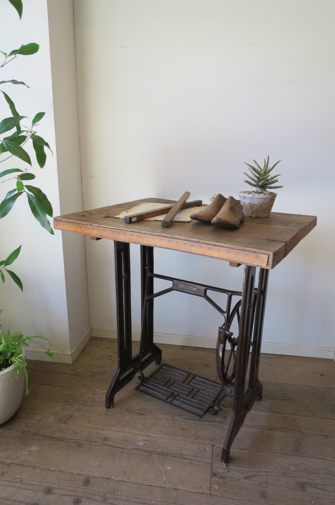 アンティーク オールドパイン ラウンドテーブル 3本脚 カフェテーブル