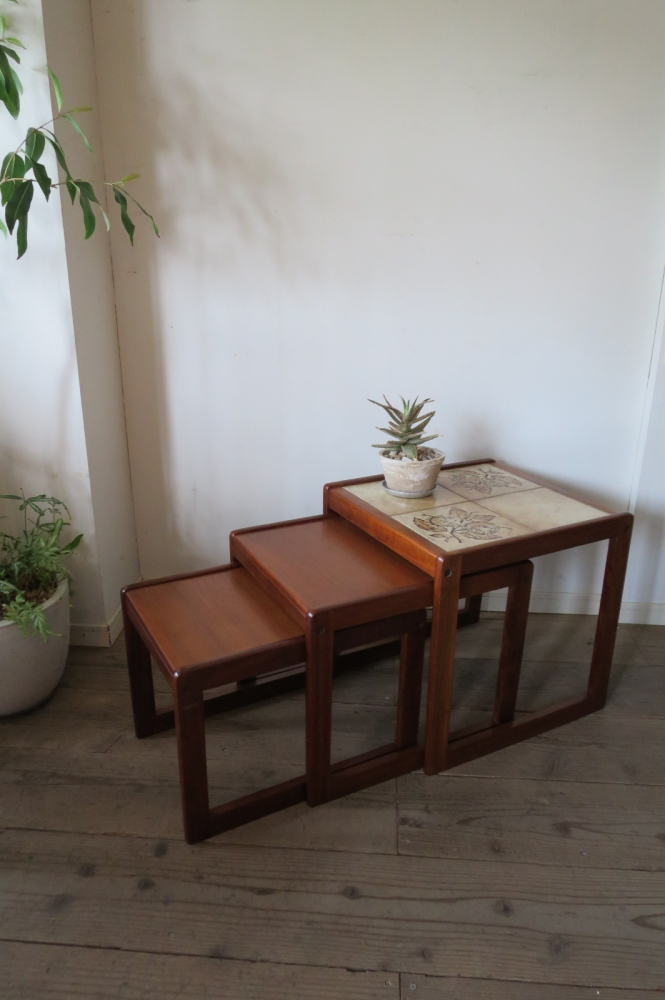 イギリスビンテージ 3連ネストテーブル チーク材 タイルトップ