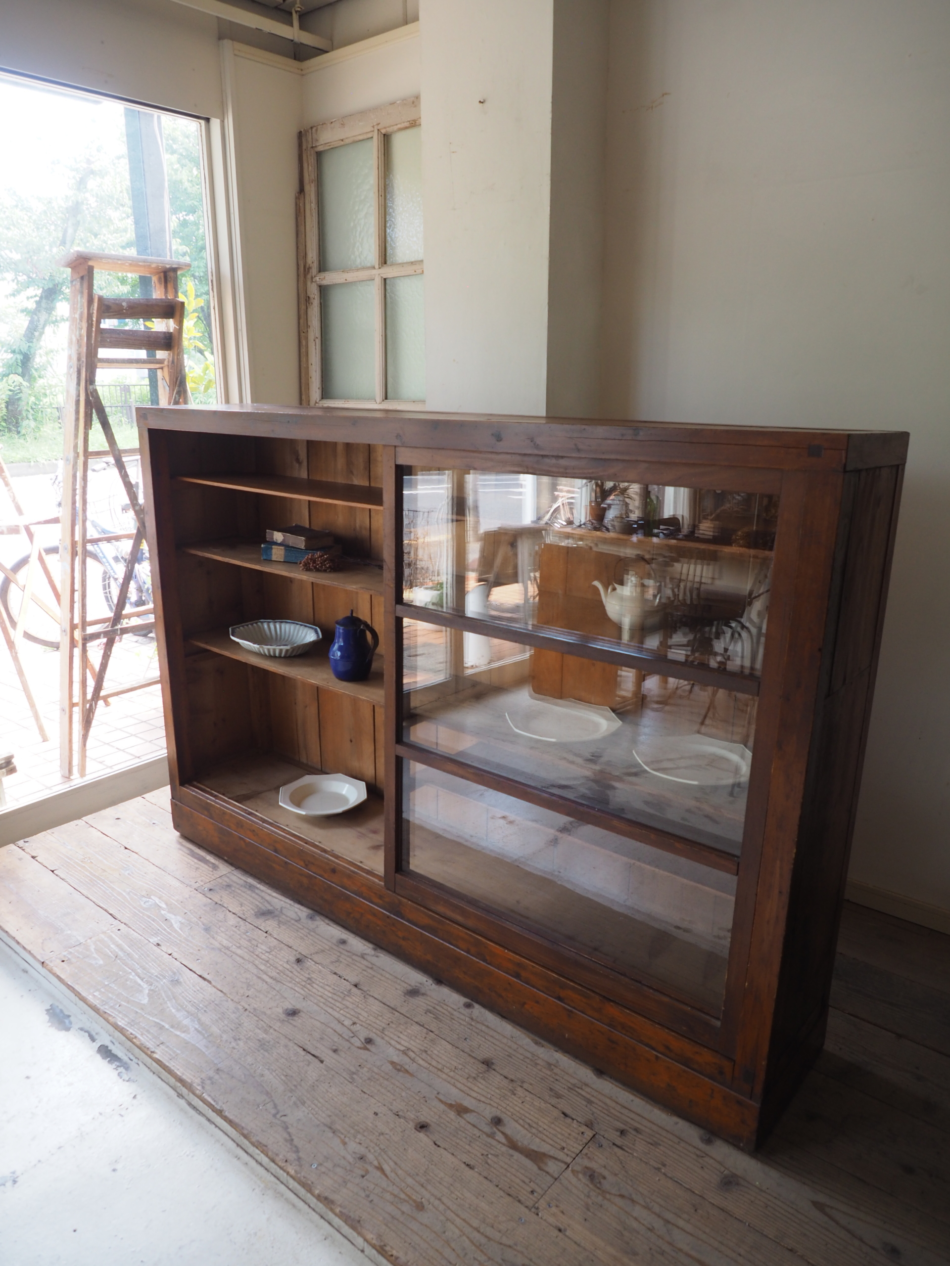 ガラス引き戸棚 横長 大型 日本 水屋箪笥 | antiques-educo online shop