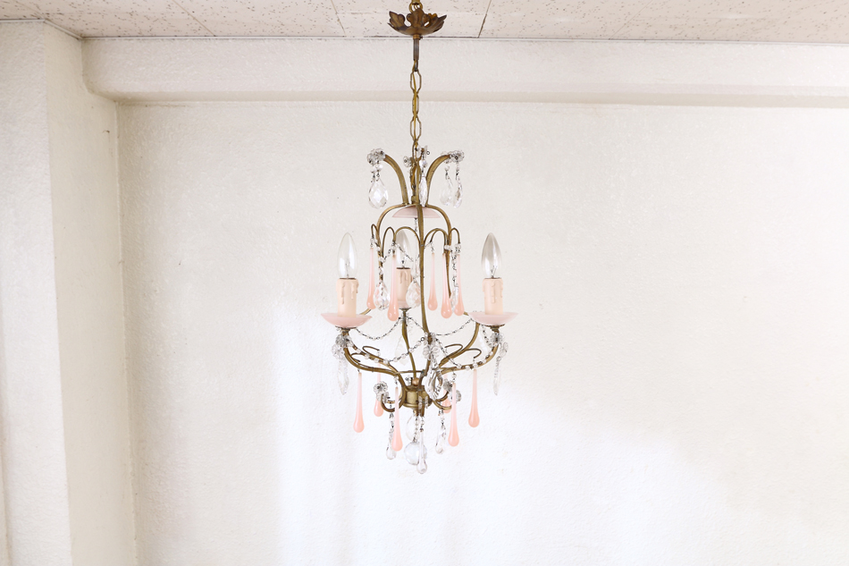 ピンクオパリンドロップ&アンティークブラス シャンデリア(3灯