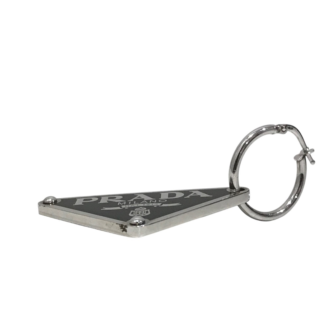 PRADA(プラダ) トライアングル ロゴ プレート ピアス ブラック｜【公式