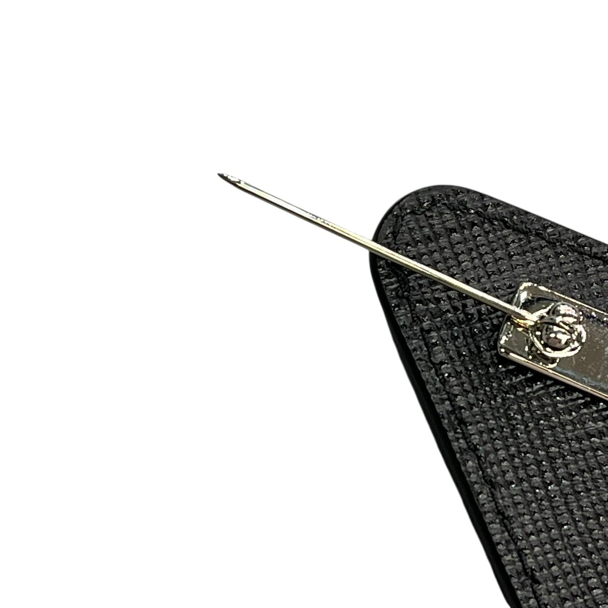 PRADA(プラダ) ブローチ ブラック サイズ -｜【公式】カインドオル