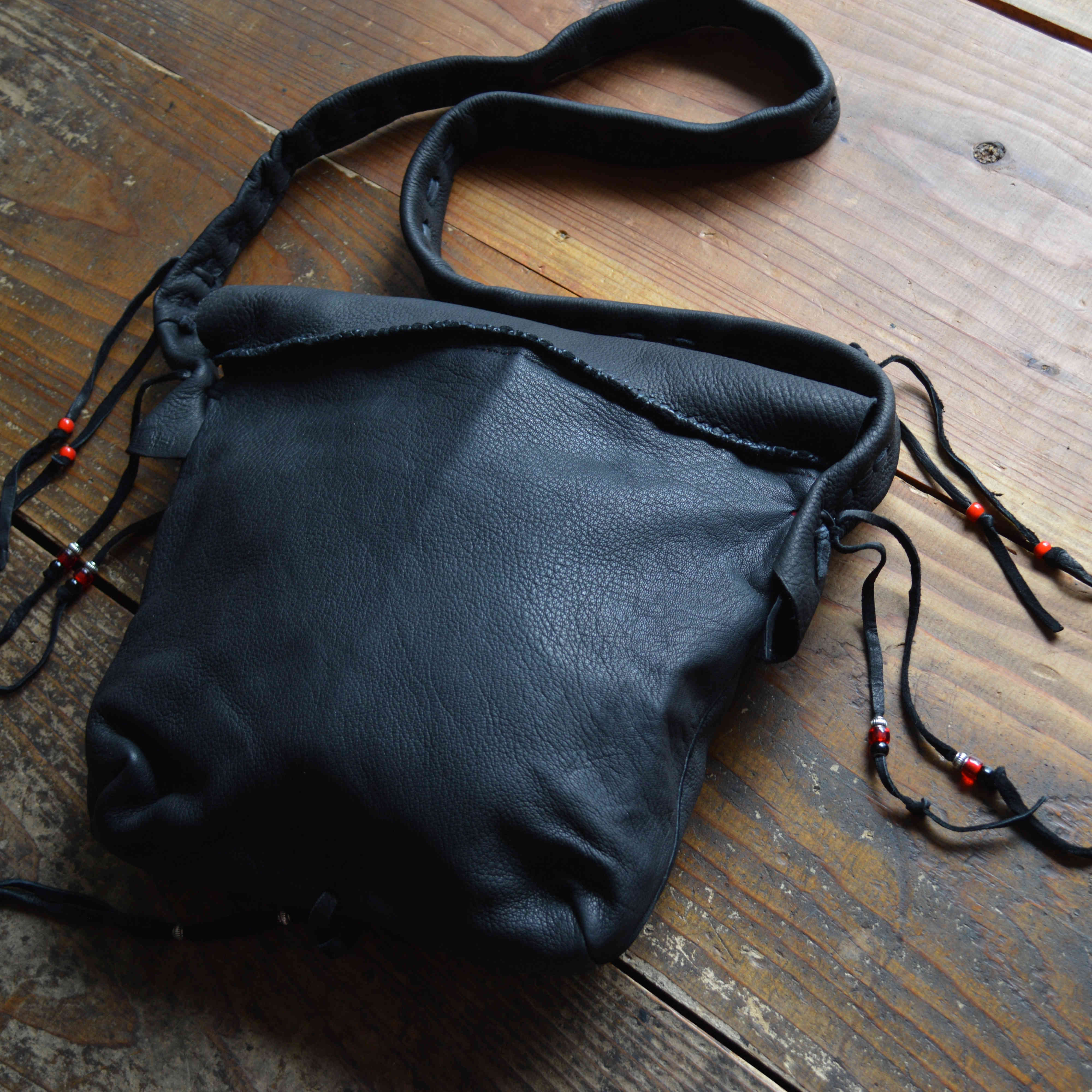 Nasngwam.×early morning / DEARSKIN MESSENGER BAG (BLACK)