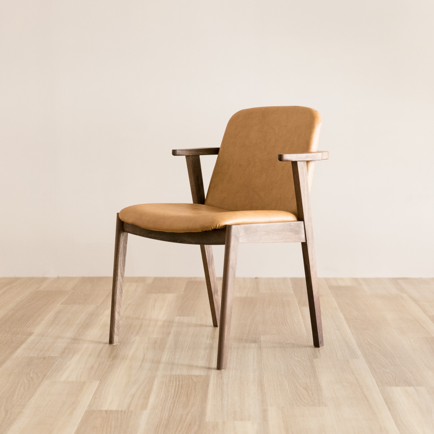 ラク セミアームチェア (樹種ウォールナット 張地ランク合皮) | シキ