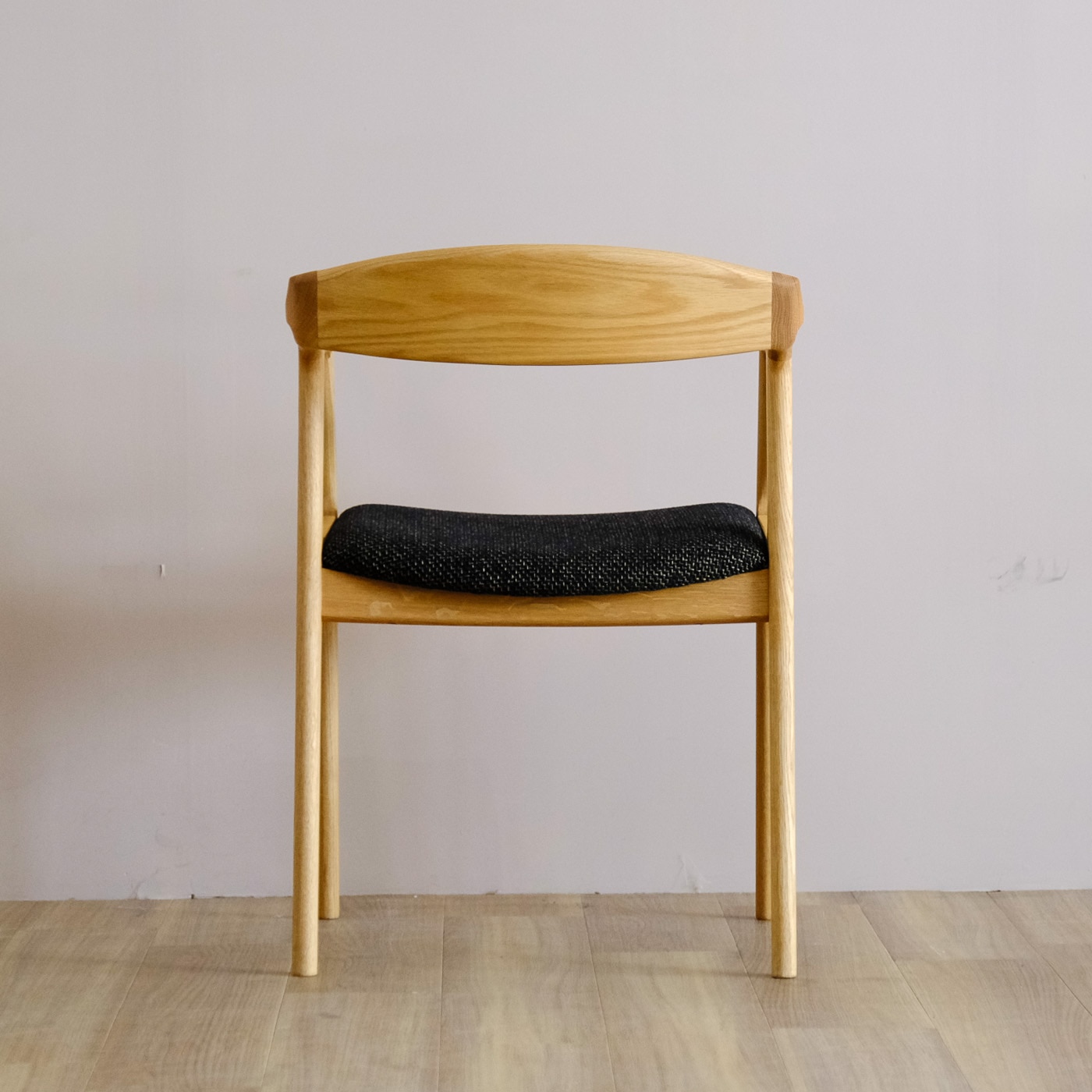 ユナ アームチェア (樹種ウォールナット 張地ランク合皮) | シキ