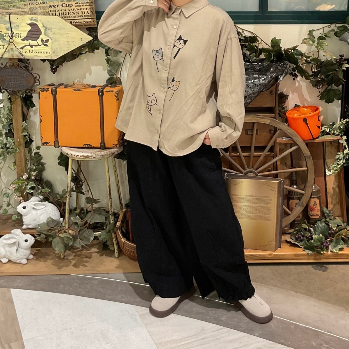 ひょっこり猫ちゃんのふんわり起毛ブラウス – to blossom