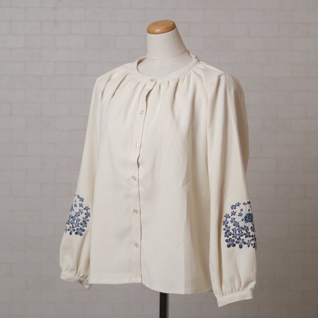 袖に花刺しゅうの柔らかコールブラウス – to blossom
