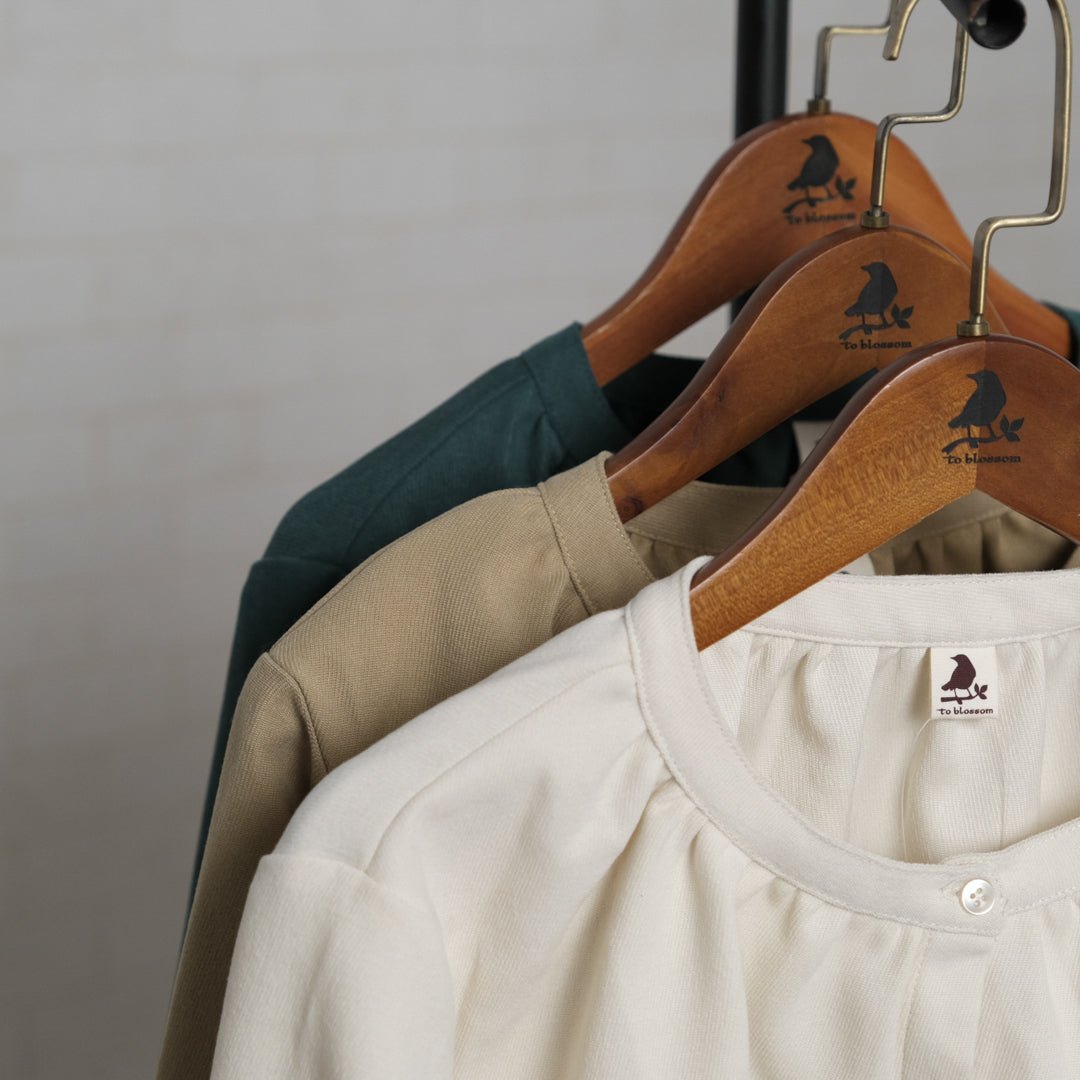 袖に花刺しゅうの柔らかコールブラウス – to blossom