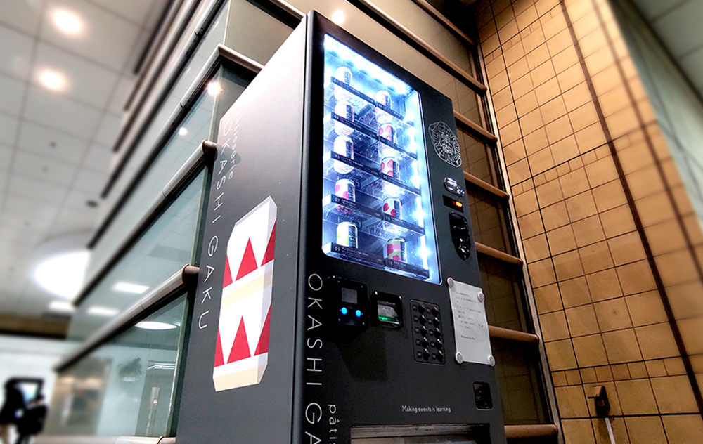 閉店】ショートケーキ缶の新作も！渋谷『OKASHI GAKUの自販機』レポ