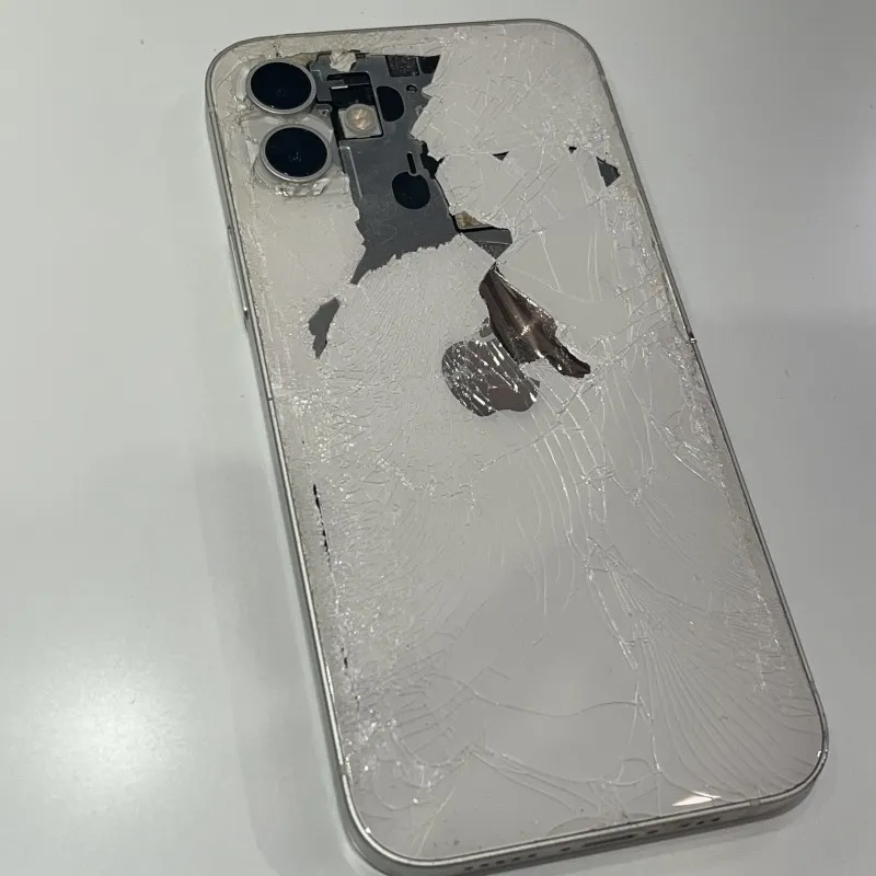 そのまま放置はキケン！iPhone12の背面ガラス、即交換でピカピカに