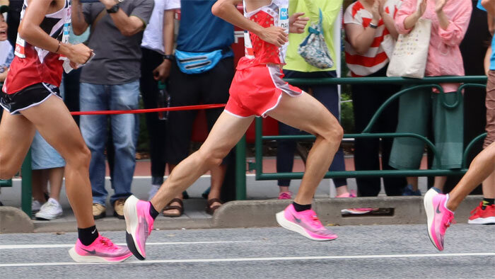 長距離用厚底シューズ「ヴェイパーフライ」はなぜ速い？ 科学的根拠を