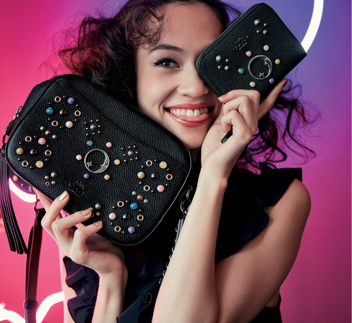 コーチ」で話題のコラボバッグを狙い撃ち！ | ELLE DIGITAL