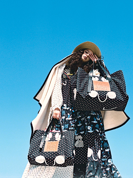 新木優子が仲間とチルアウト！ ロエベ“パウラズ イビザ”コレクション