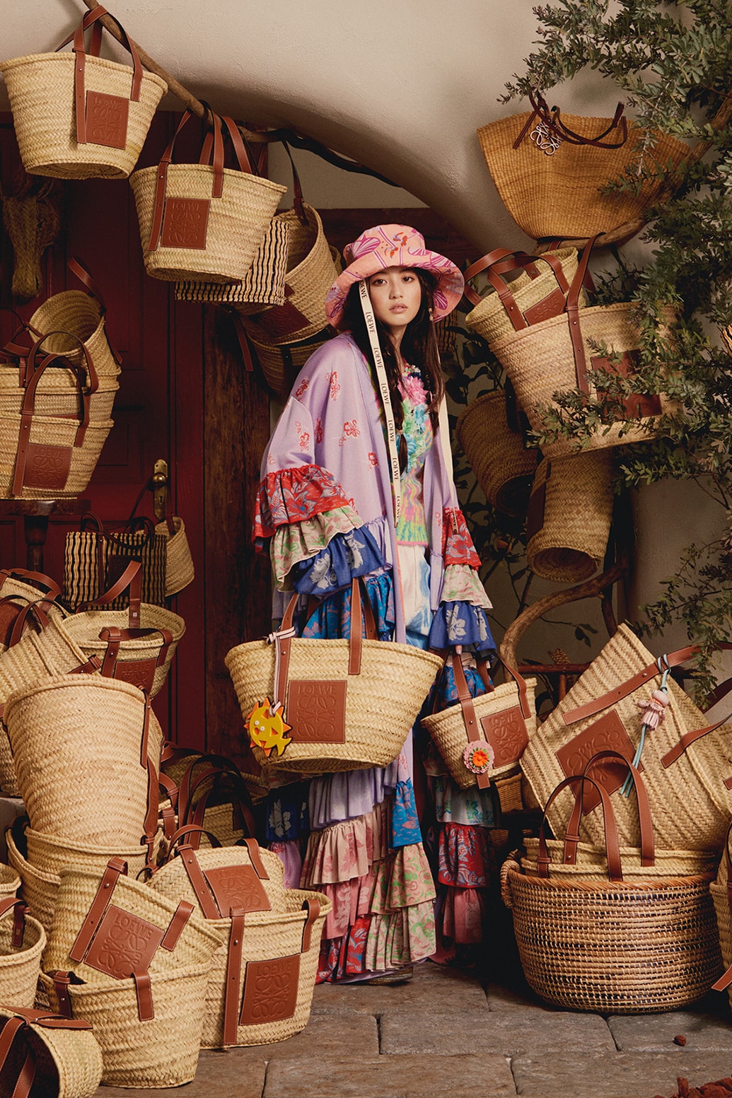 今田美桜、「ロエベ」のかごバッグとエスケープ | エル・オンライン