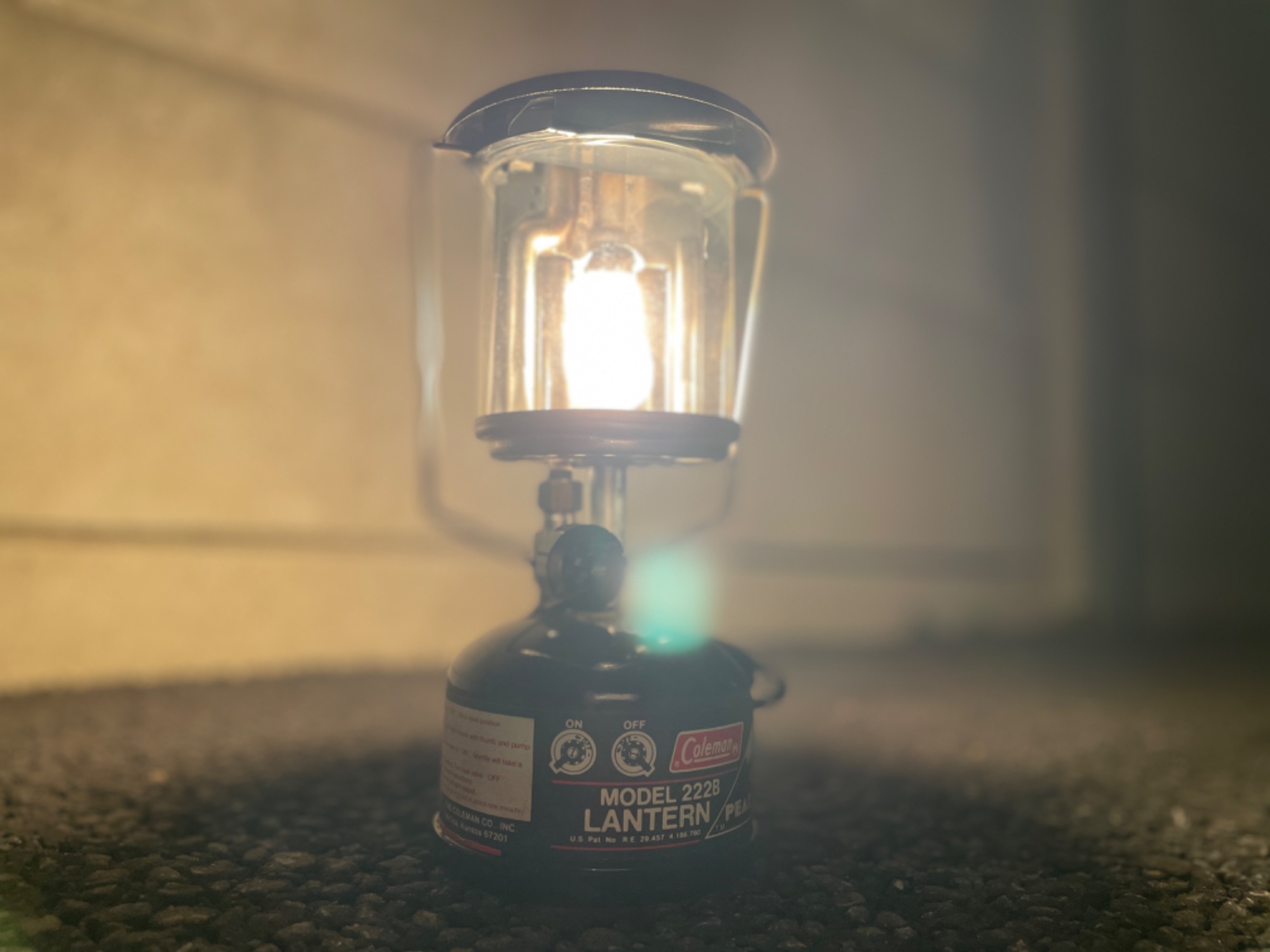 可愛らしい形が魅力的！コールマンのフェザーランタン 222Bをご紹介