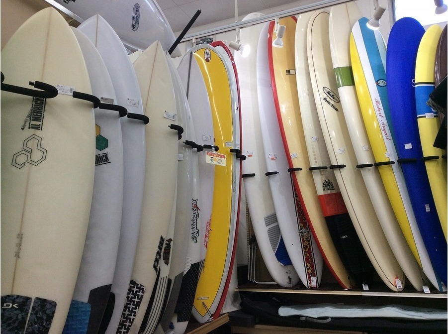 アルメリックの中古サーフボードなど多数展示中。[2019.12.31発行