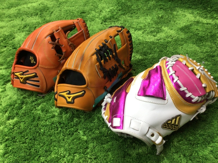 目立つこと間違いなし！メタリック色キャッチャーミット＆定番