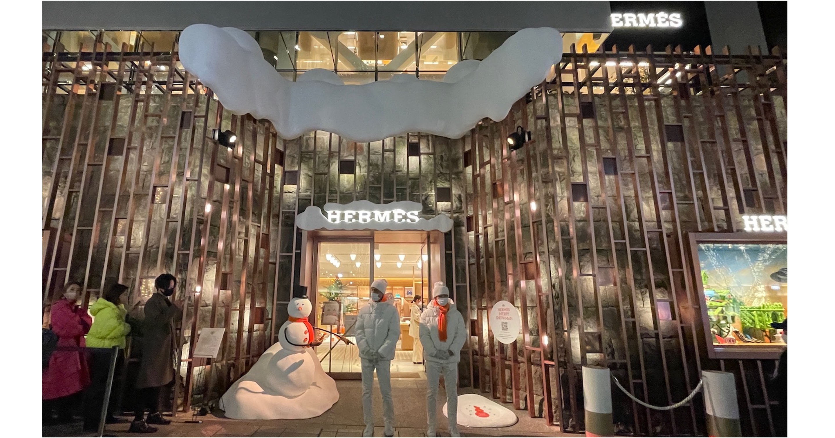 エルメス、ARスノーマンがクリスマスソングを歌うサプライズを実施