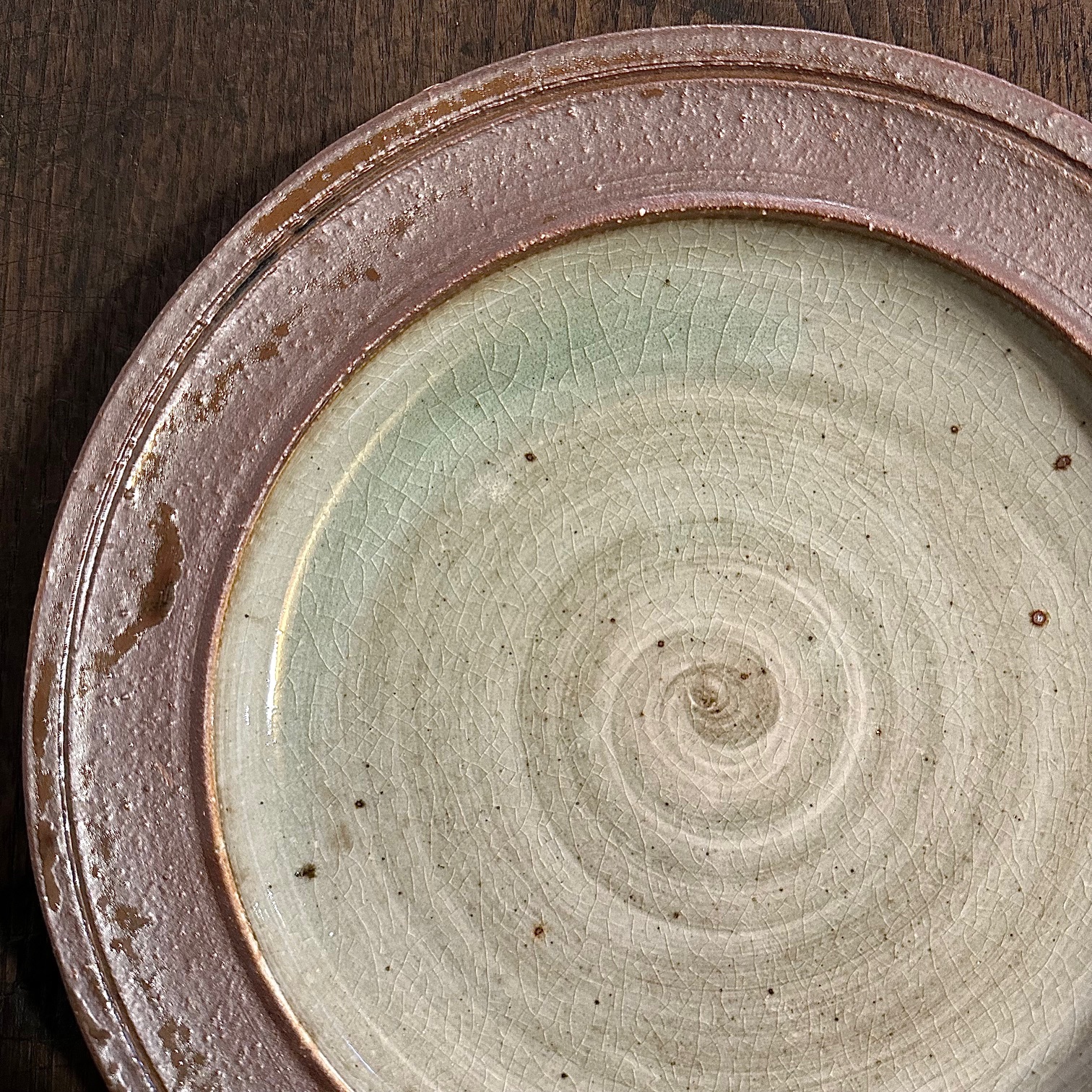 森山窯 8寸平皿 縁鉄白掛 | 服と工藝 SWITCH｜福島県福島市のセレクト