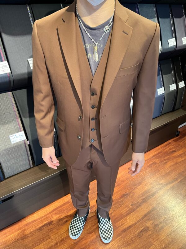 ブラウンスーツのベスト付きでスタイリッシュでお洒落な成人式用スーツ