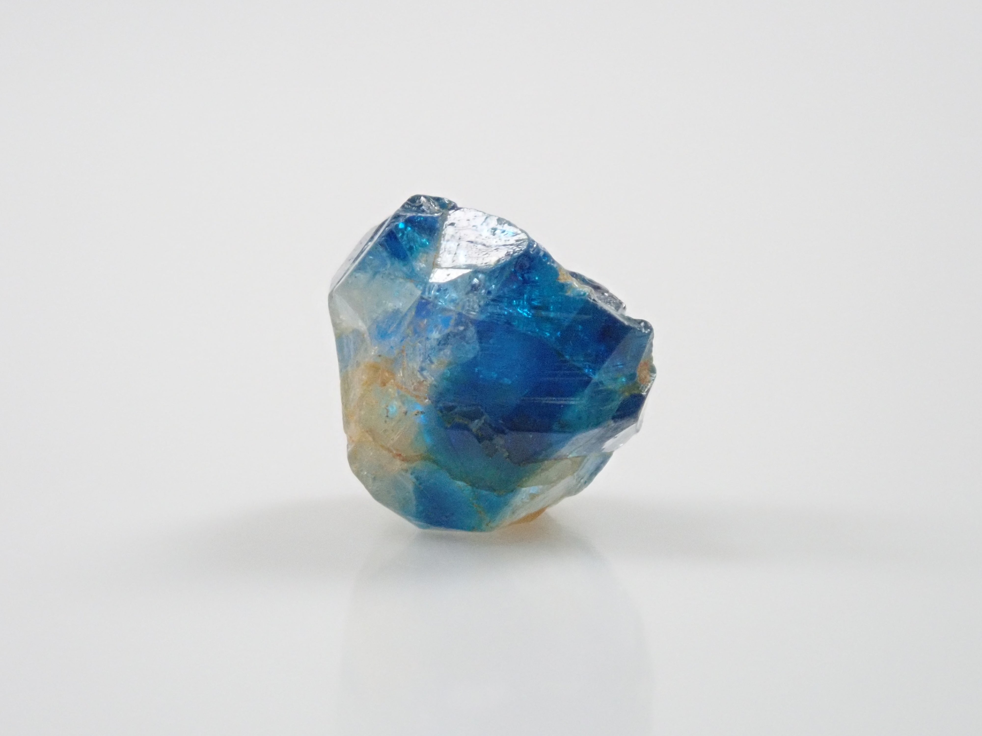 ジンバブエ産バイカラーユークレース 0.960ct原石