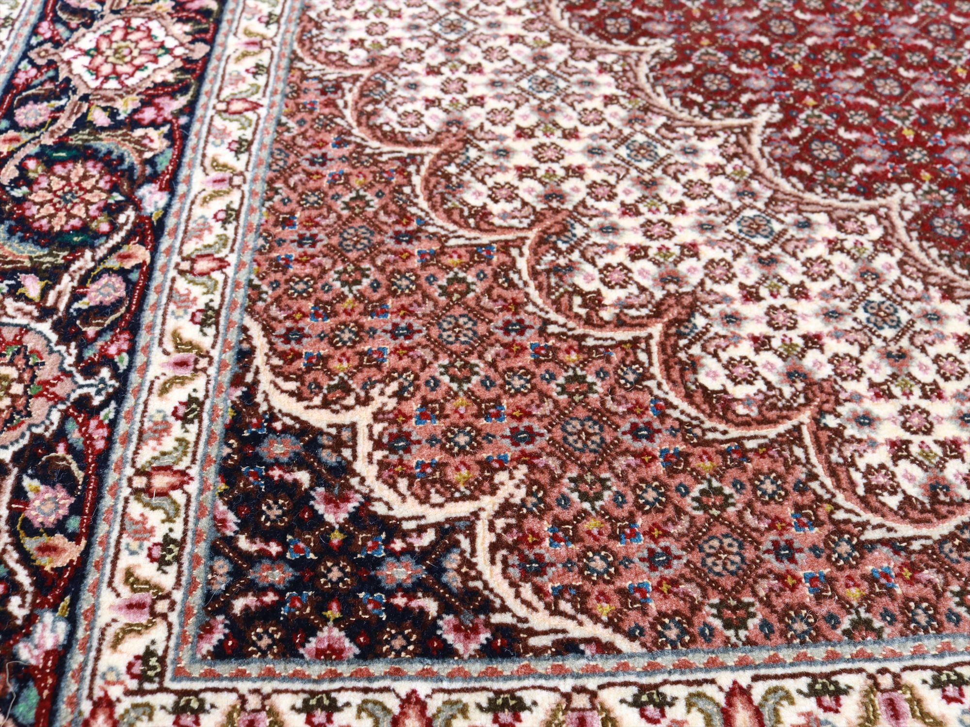 キリムスタイル / ペルシャ絨毯タブリーズ産 センターラグサイズ188