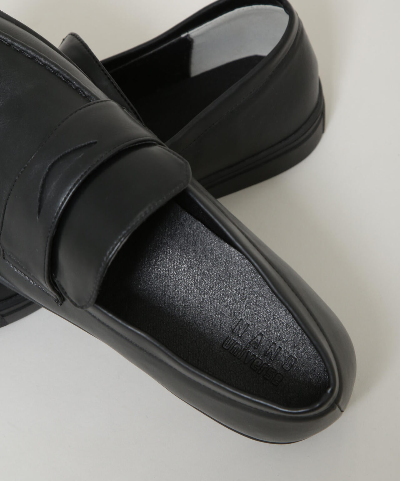 コインローファースニーカー