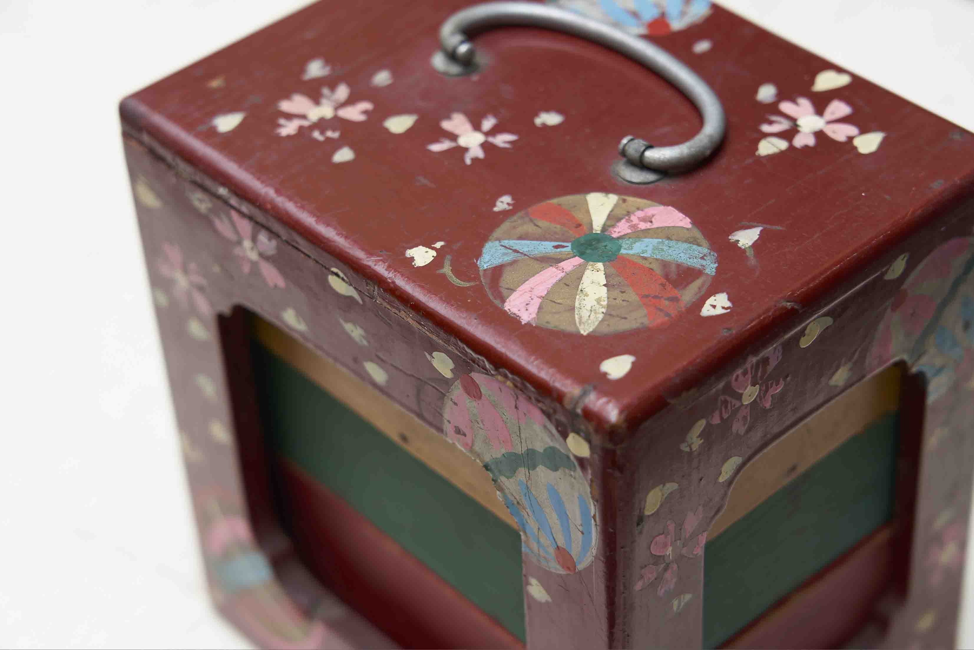 徳島に伝わる「遊山箱」。お重を抱えて子どもが走る、華やかな春の風景