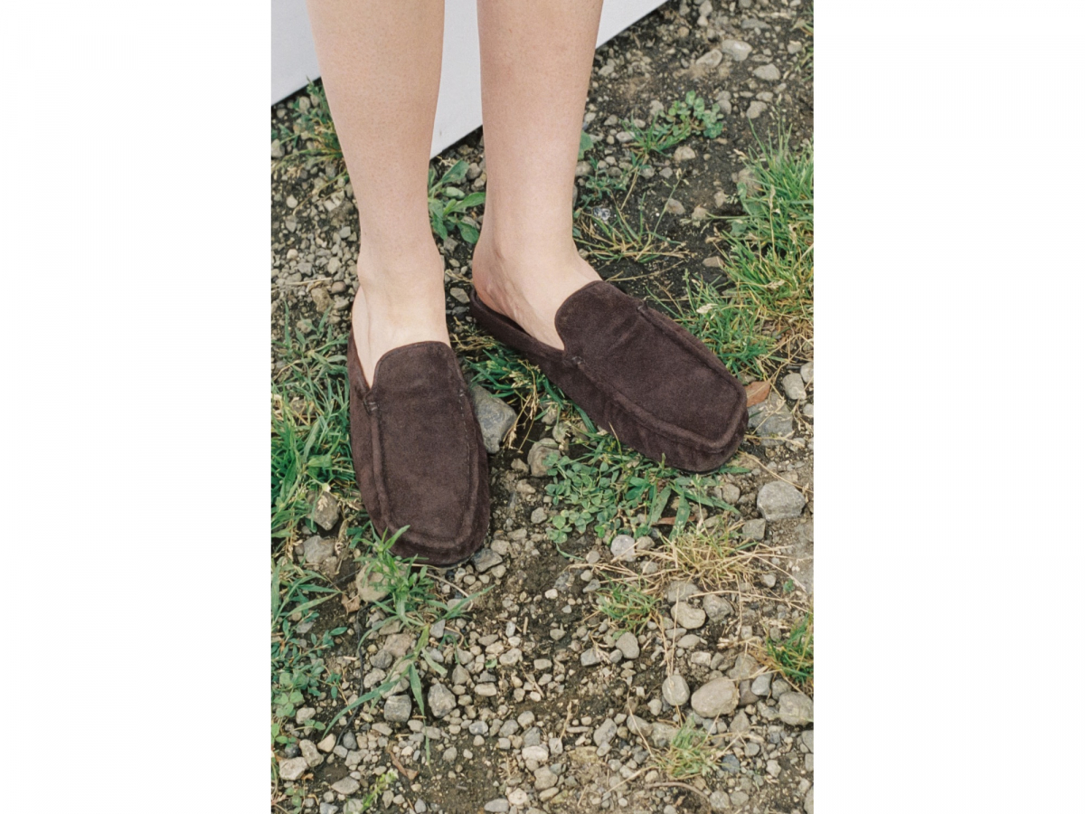 オーラリーより新登場！ エフォートレスな美しさを秘めた、スエード