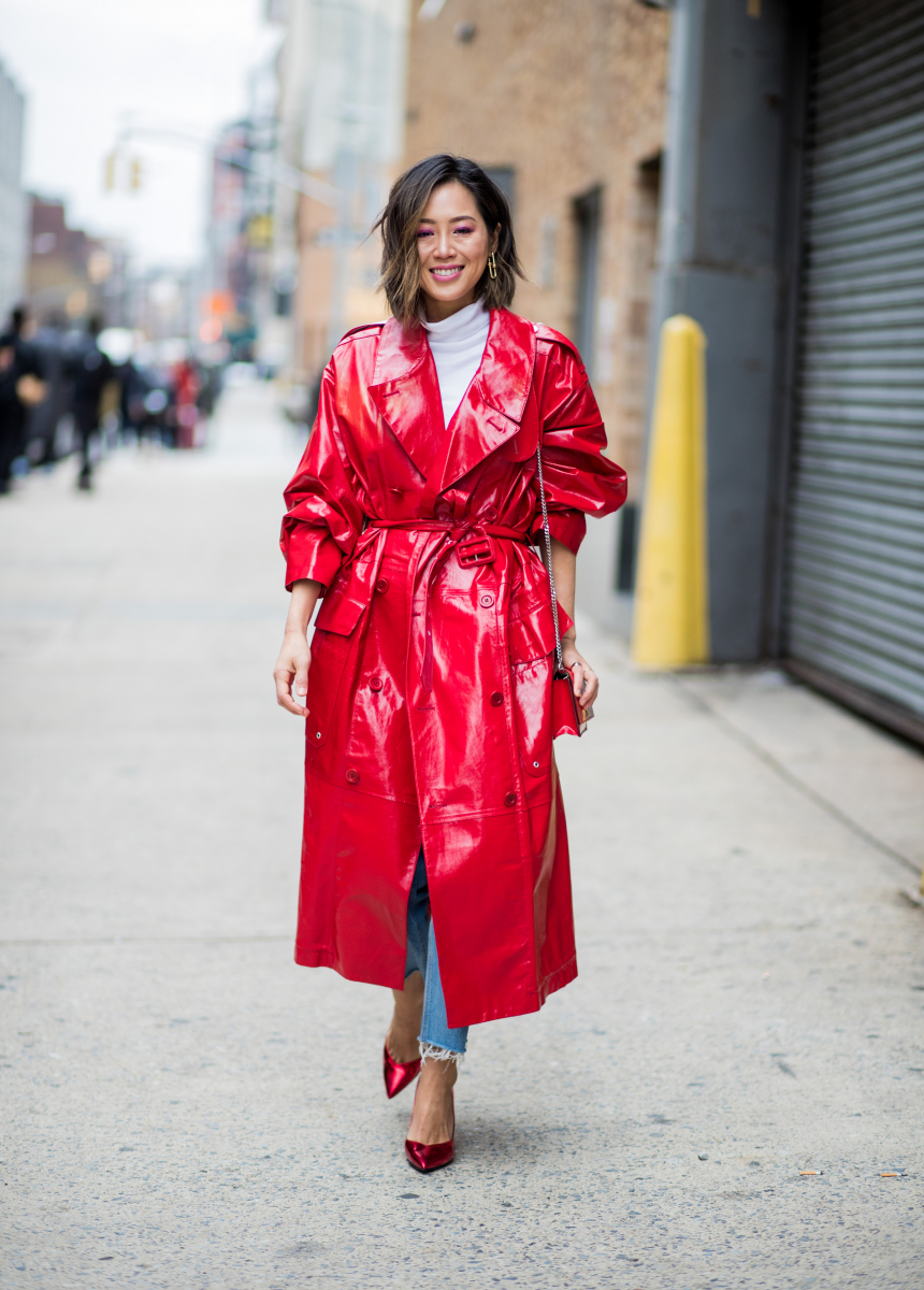 シャイニー素材のアウターで、旬のムードをまとって - NYのストリート