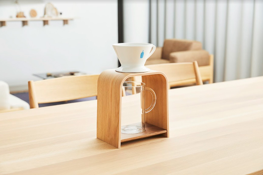 ブルーボトルコーヒー×カリモクのコラボグッズは質感、デザインすべて