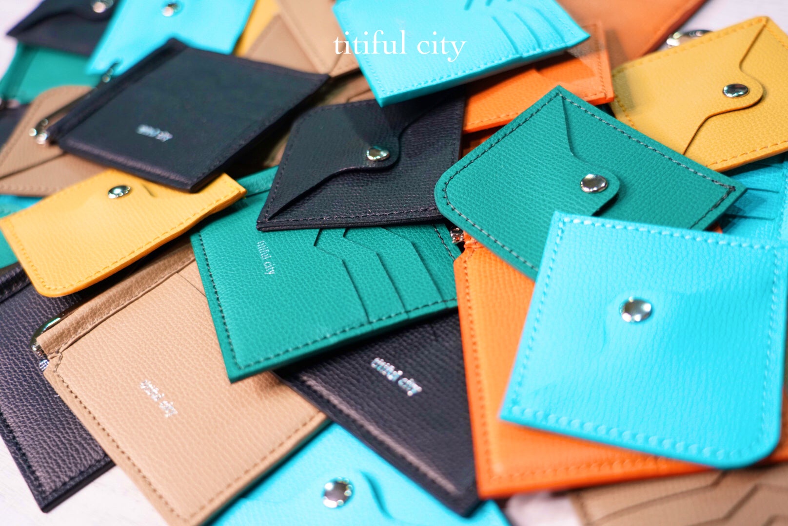 イタリアンレザー使用。わずか5ミリの薄さ！超軽量、超薄型