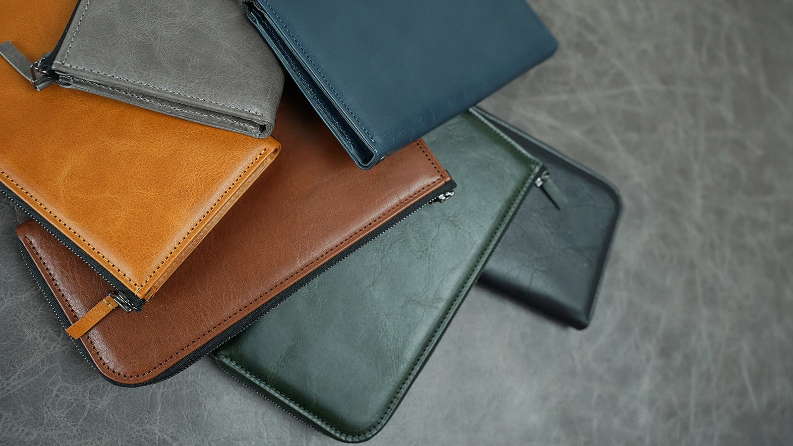 スマートで大容量！革職人の小技が光る、丁度いいサイズを目指した